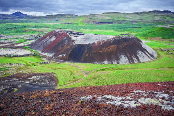 Grabrokarfell văzut din craterul Grabrok, Islanda — Fotografie, imagine de stoc