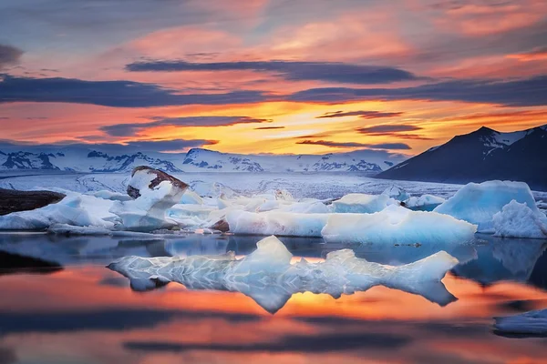 日没の光、アイスランドで手配氷ラグーン ストック画像