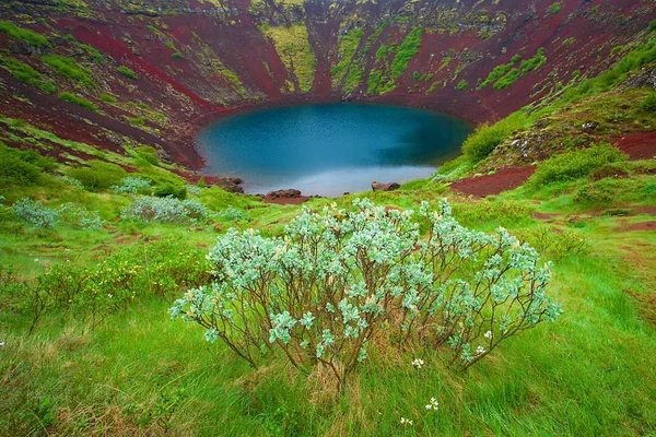 Kerid är kratersjön som ligger på södra Island. — Stockfoto