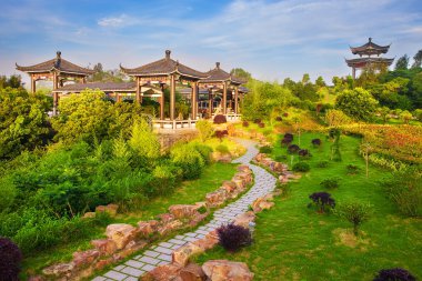 Mavi gökyüzü ve sis ile güzel antik tapınak