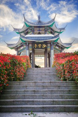 Mavi gökyüzü ve sis ile güzel antik tapınak