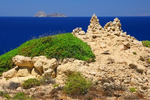 Klippor vid havets kust i naturen — Stockfoto