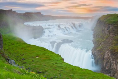 İzlanda'daki gün batımında Gullfoss şelale