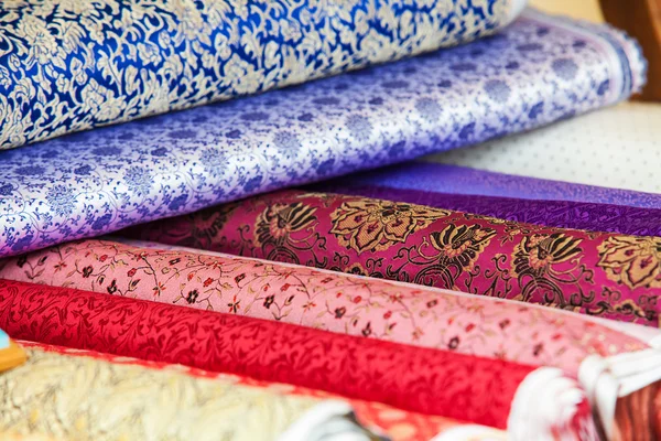 Kumaş ve tekstil fabrikası dükkanda rulo