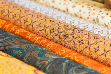 Kumaş ve tekstil fabrikası dükkanda rulo