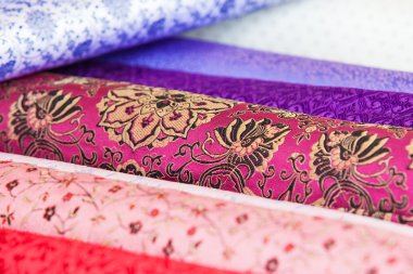 Kumaş ve tekstil fabrikası dükkanda rulo