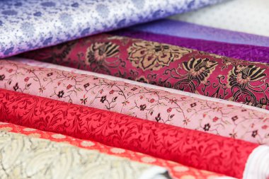 Kumaş ve tekstil fabrikası dükkanda rulo