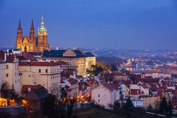 Hradthe con el castillo de Praga durante el crepúsculo — Foto de Stock