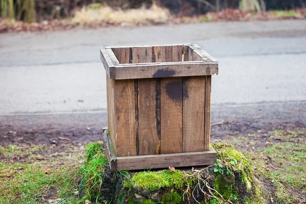 Cubo de basura de madera en el parque — Foto de Stock