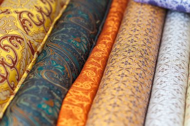 Kumaş ve tekstil fabrikası dükkanda rulo