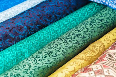 Kumaş ve tekstil fabrikası dükkanda rulo