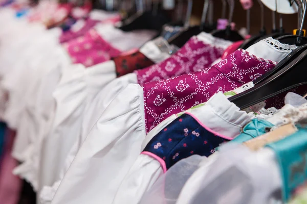 Vestido tradicional bávaro na loja preparada — Fotografia de Stock