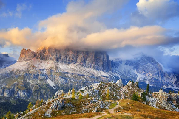 Monte Lagazuoi, camino Falzarego, Dolomitas — Foto de Stock