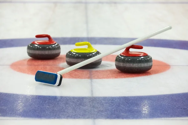 Curling rocas sobre hielo —  Fotos de Stock