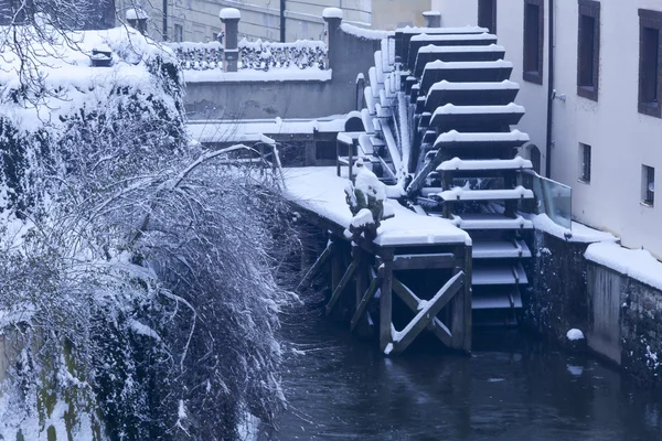 Česká republika, Pražská, vodní mlýn ve sněžení — Stock fotografie