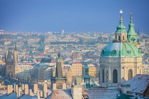 Iglesia de San Nicolás en la mañana de invierno, Praga — Foto de Stock