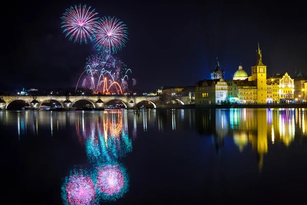 Año Nuevo Fuegos artificiales en Praga, República Checa — Foto de Stock