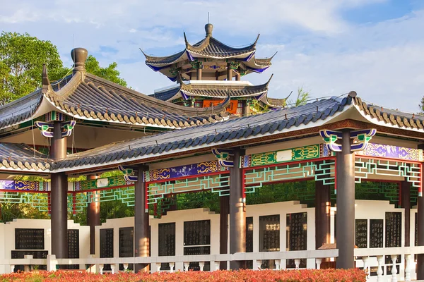 Belo templo antigo à beira-mar, China — Fotografia de Stock