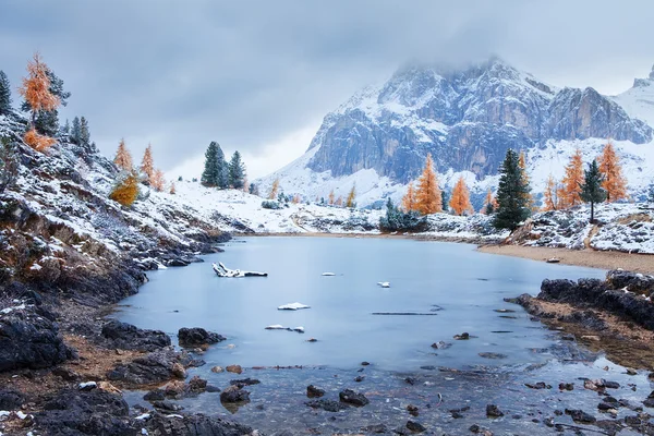 Begrenzt See und Berg lagazuoi, Dolomiten — Stockfoto