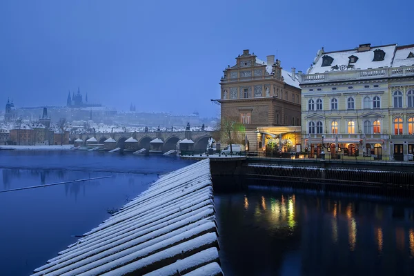 Karlsbron och Prag slott från lavka — Stockfoto