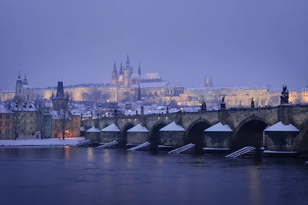 Karlův most a Pražský hrad z lávka — Stock fotografie