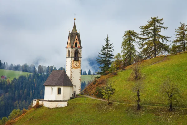 Romantische Kirche im Nebel im Tal - wengen Stockbild