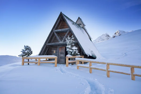 Tipik ahşap dağ evi Dolomites dağ