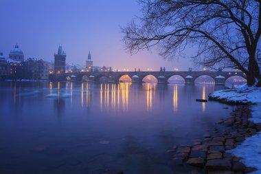 Twilight ile Charles Bridge, Prague, Çek Cumhuriyeti