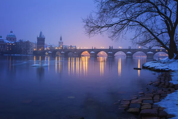 Twilight met Charles Bridge, Prague, Tsjechië — Stockfoto