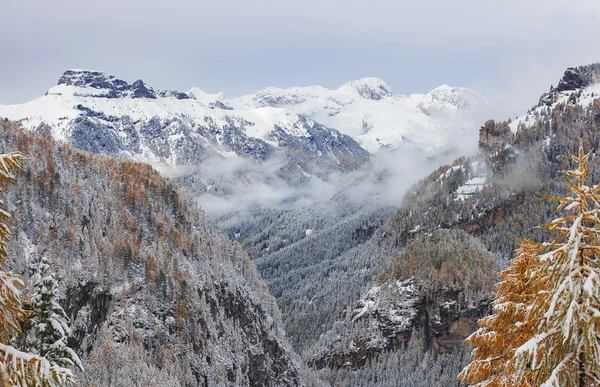 Marmolada-Gipfel in den winterlichen Dolomiten — Stockfoto
