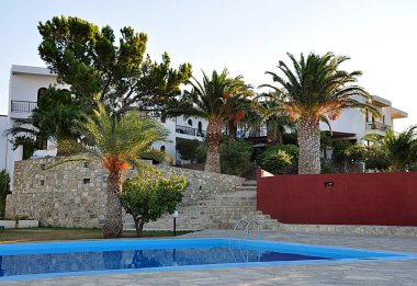 Tropik yüzme havuzu, otel dinlenme ve avuç içi