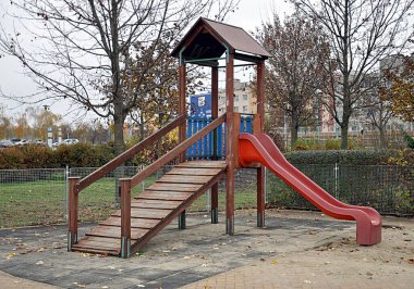 Çocuklar gün içinde oyuncak ve kum havuzu 