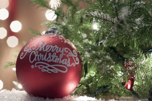 Kerst ornament met verlichte boom op achtergrond — Stockfoto ... Kerst ornament met verlichte boom op achtergrond — Stockfoto ...