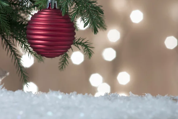Χριστουγεννιάτικο στολίδι με φωτιζόμενο δέντρο στο παρασκήνιο — Φωτογραφία Αρχείου
