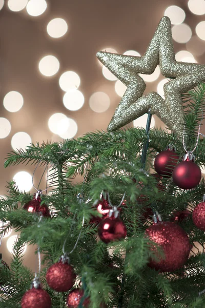 Kerst ornament met verlichte boom op achtergrond — Stockfoto ... Kerst ornament met verlichte boom op achtergrond — Stockfoto ...