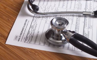 Tıbbi Sigorta kayıtları, kalem ve stetoskop