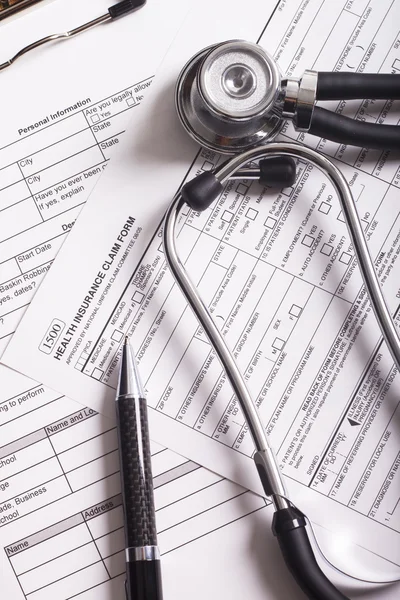 Medische verzekering records, pen en stethoscoop — Stockfoto