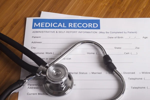 医療保険記録と聴診器 — ストック写真
