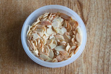 Kase kıyılmış badem