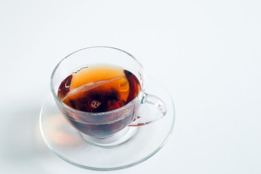 Çay çantalı bir fincan çay. 