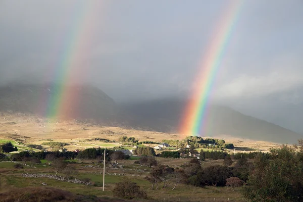 En dubbel regnbåge i Connemara Stockfoto