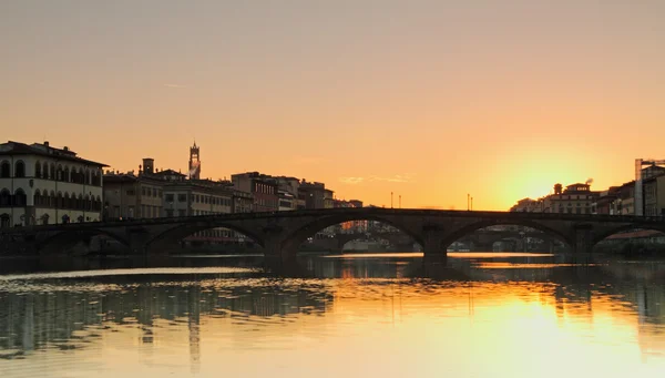 Mooie zonsopgang boven de rivier Arno in de oude stad van Florence — Stockfoto