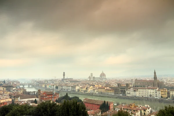 Fantasztikus panoráma, a Florence old town Ködös reggel — Stock Fotó
