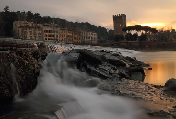 Maravilhoso pôr do sol em waterfallas no rio Arno em Florença Fotografias De Stock Royalty-Free