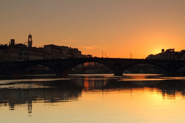 Belo nascer do sol sobre o rio Arno na cidade velha de Florença Imagens Royalty-Free