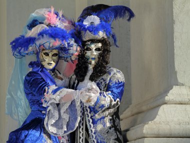 İnsanlar Venedik Karnaval sırasında poz kostümleri
