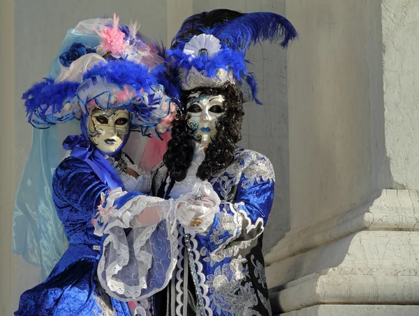 Människor i kostymer poserar under venetiansk karneval — Stockfoto