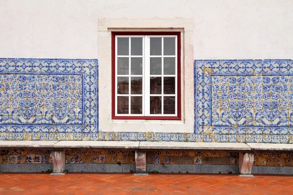 Λεπτομέρεια της πορτογαλικής σπίτι-παράθυρο και close-up με πλακάκια facde — Φωτογραφία Αρχείου