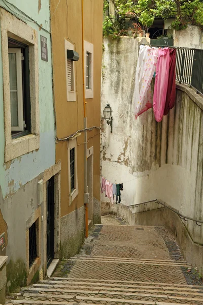 Bella strada tipica della vecchia Alfama — Foto Stock