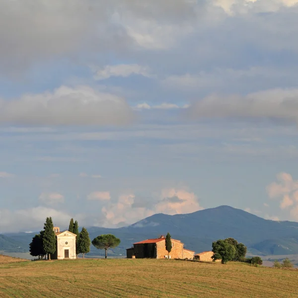 Capilla toscana Madonna di Vitaleta en el valle de Orcia, patrimonio cultural de la Unesco — Foto de Stock